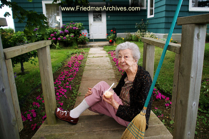 elderly,aging,retired,leisure,resource,rest,relaxing,nothing to do,yard,